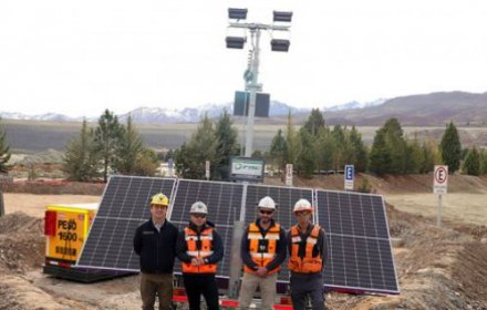 El Teniente instala las dos primeras torres solares